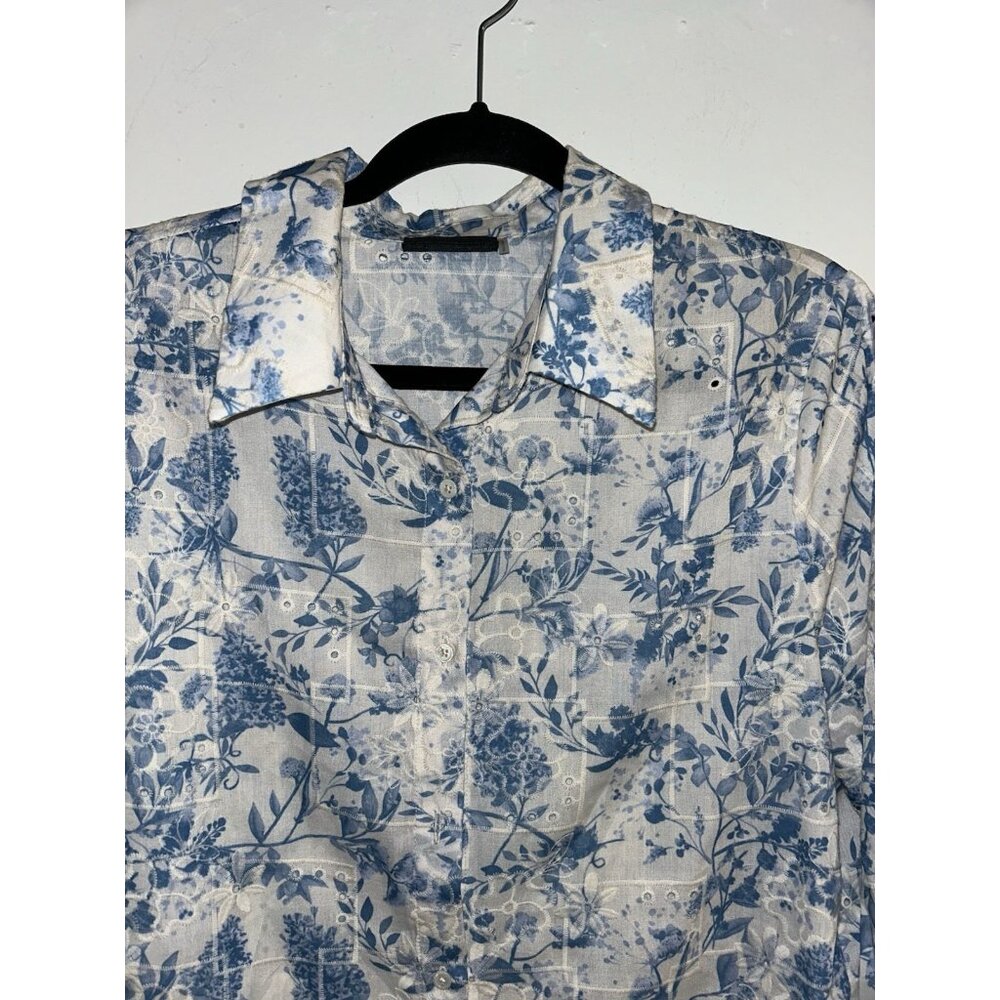 Vici Blue & White Floral Print Button Down Cottage Chic Blouse Size Medium - Picture 3 of 7
